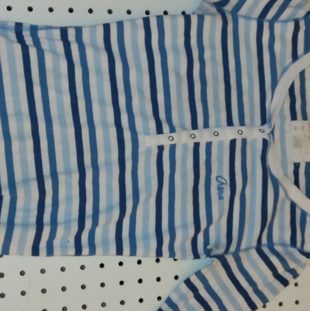 Aeropostale women long sleeve medium partial button up shirt.
